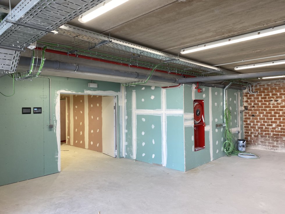 Espacios aún en obras del Hospital Enfermera Isabel Zendal. La Comunidad de Madrid ha mostrado hoy a los periodistas dos de los pabellones de hospitalización del nuevo centro. Un tercero está todavía por montar y otras partes del complejo hospitalario, a las que corresponden estas fotos, están lejos de estar terminadas, como ha comprobado la SER. Espacios aún en obras del Hospital Enfermera Isabel Zendal. La Comunidad de Madrid ha mostrado hoy a los periodistas dos de los pabellones de hospitalización del nuevo centro. Un tercero está todavía por montar y otras partes del complejo hospitalario, a las que corresponden estas fotos, están lejos de estar terminadas, como ha comprobado la SER.