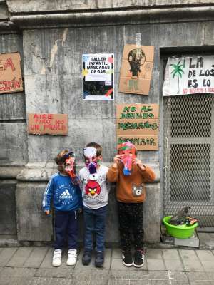 Escuela de Magisterio de Bilbao: Alumnos del Colegio Cervantes realizan "máscaras de gas" para "protegerse" del derribo de Magisterio Escuela de Magisterio de Bilbao: Alumnos del Colegio Cervantes realizan "máscaras de gas" para "protegerse" del derribo de Magisterio