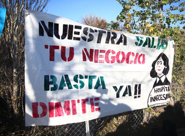 Pancarta reivindicativa en una concentración convocada por la plataforma Sanitarios Necesarios en la puerta del Hospital Enfermera Isabel Zendal el día de su apertura, en Madrid (España), a 1 de diciembre de 2020. El colectivo quiere dejar patente su oposición a la apertura de esta infraestructura "sin terminar, sin pacientes, sin personal". Sanitarios Necesarios también critican el "sobrecoste de más del doble de lo anunciado inicialmente y con contratos a empresas que son cuestionados". 01 DICIEMBRE 2020;CONCENTRACIÓN;PROTESTA;HOSPITAL ZENDAL;SANIDAD Ricardo Rubio / Europa Press 01/12/2020