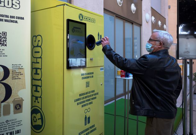 El alcalde de València, Joan Ribó, prueba el nuevo sistema "Reciclos" que incentiva el reciclaje El alcalde de València, Joan Ribó, prueba el nuevo sistema "Reciclos" que incentiva el reciclaje