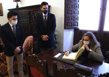 Marifrán Carazo, consejera de fomento, firma en el libro de honor Marifrán Carazo, consejera de fomento, firma en el libro de honor