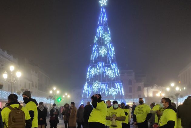Agentes de policía local interrumpieron el acto de encendido de las luces de Navidad Agentes de policía local interrumpieron el acto de encendido de las luces de Navidad