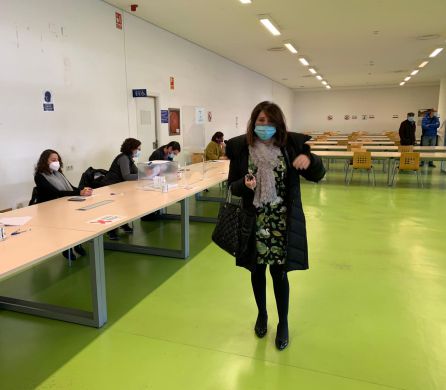 Amparo Navarro tras depositar su voto Amparo Navarro tras depositar su voto