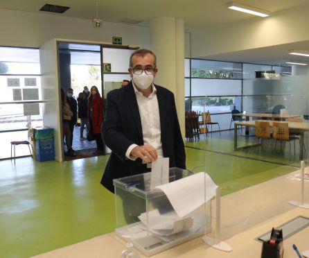 José Vicente Cabezuelo depositando su voto José Vicente Cabezuelo depositando su voto