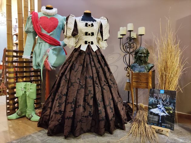 Vestuario de los dos personajes principales de 'El huésped del sevillano' expuesto en la tienda Filant la tardor Vestuario de los dos personajes principales de 'El huésped del sevillano' expuesto en la tienda Filant la tardor
