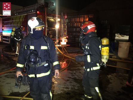 En el incendio han actuado hasta cuatro dotaciones de bomberos En el incendio han actuado hasta cuatro dotaciones de bomberos