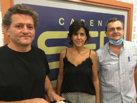 Rafael Obrero, Elena Lázaro y Juan Andrés de Gracia, integrantes de la tertulia la Mesa de Córdoba. Radio Córdoba, cadena SER Rafael Obrero, Elena Lázaro y Juan Andrés de Gracia, integrantes de la tertulia la Mesa de Córdoba. Radio Córdoba, cadena SER