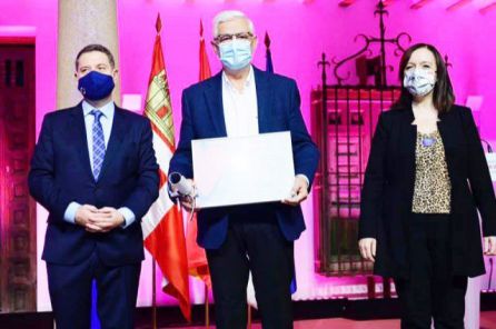 Tomás Ballesteros, recibiendo en representación de Fundación Fuente Agria el premio de la Junta de Comunidades Tomás Ballesteros, recibiendo en representación de Fundación Fuente Agria el premio de la Junta de Comunidades