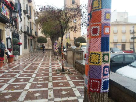 Algunos de los trabajos elaborados por el taller de bolillos de Jódar, en los árboles y el balcón principal del Ayuntamiento de Jódar Algunos de los trabajos elaborados por el taller de bolillos de Jódar, en los árboles y el balcón principal del Ayuntamiento de Jódar