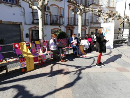 Algunas bolilleras de La Guardia realizando su labor y mostrando algunos de sus trabajos Algunas bolilleras de La Guardia realizando su labor y mostrando algunos de sus trabajos