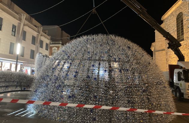 Imagen del montaje de la gran bola navideña de Valdepeñas Imagen del montaje de la gran bola navideña de Valdepeñas