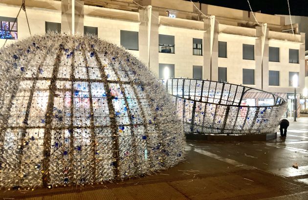 El montaje de la gran bola de Navidad ha necesitado de una grúa, durante la jornada de este jueves El montaje de la gran bola de Navidad ha necesitado de una grúa, durante la jornada de este jueves