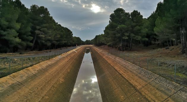 Trasvase Tajo-Segura a su paso por Casas de Benítez. Trasvase Tajo-Segura a su paso por Casas de Benítez.