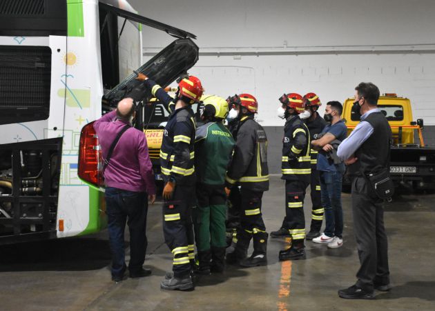 Bomberos y personal de Aucorsa siguiendoe las indicaciones para intervenir en los autobuses de gas comprimido ante un posible accidente o emergencia Bomberos y personal de Aucorsa siguiendoe las indicaciones para intervenir en los autobuses de gas comprimido ante un posible accidente o emergencia