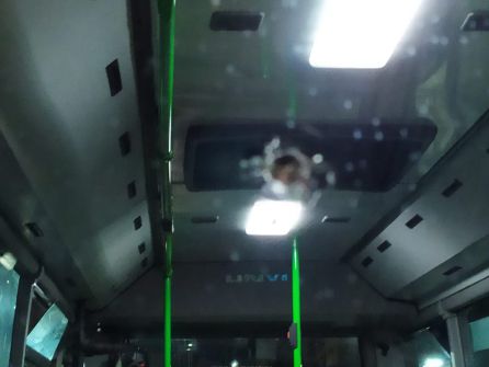 Este disparo se ve claramente en la luna del vehículo Este disparo se ve claramente en la luna del vehículo