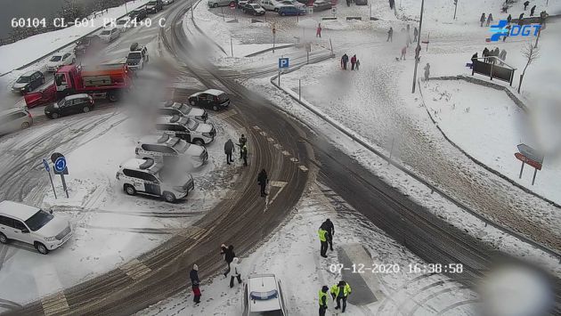 Cima del Puerto de Navacerrada con amplio dispositivo de la Guardia Civil Cima del Puerto de Navacerrada con amplio dispositivo de la Guardia Civil