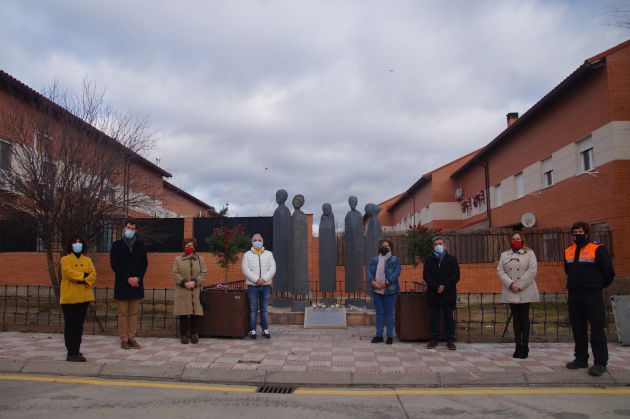 Esculturas y participantes en el acto Esculturas y participantes en el acto