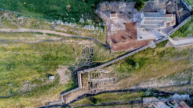 Imagen de la muralla que rodeaba al enclave de Alarcos Imagen de la muralla que rodeaba al enclave de Alarcos