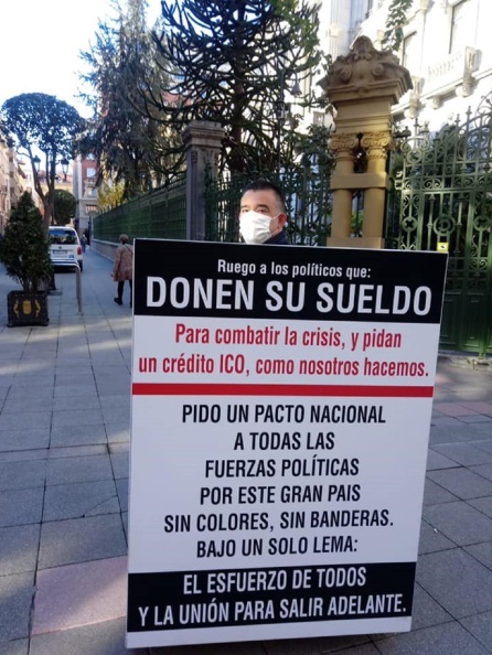 Patricio Sánchez con uno de los carteles. Patricio Sánchez con uno de los carteles.