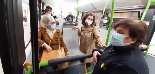 Pilar Zamora, charlando con varias usuarias del autobús Pilar Zamora, charlando con varias usuarias del autobús