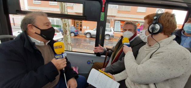 Los ex concejales Emilio Villarino y Ramón Barreda durante la tertulia que hemos compartido con ellos en el autobús. Los ex concejales Emilio Villarino y Ramón Barreda durante la tertulia que hemos compartido con ellos en el autobús.
