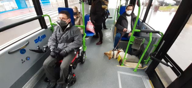 Jose Luis Poyatos, en silla de ruedas y Jacobo con su perro guía nos han contado que la accesibilidad ha mejorado en los nuevos vehículos Jose Luis Poyatos, en silla de ruedas y Jacobo con su perro guía nos han contado que la accesibilidad ha mejorado en los nuevos vehículos