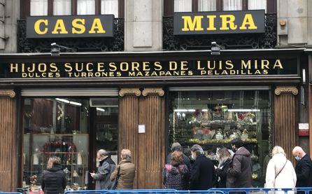 Las frecuentes colas de Casa Mira cuando llega diciembre. Las frecuentes colas de Casa Mira cuando llega diciembre.