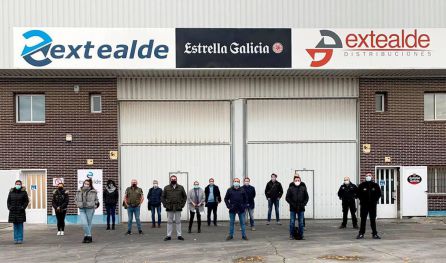La plantilla de Extealde a las puertas de su sede La plantilla de Extealde a las puertas de su sede