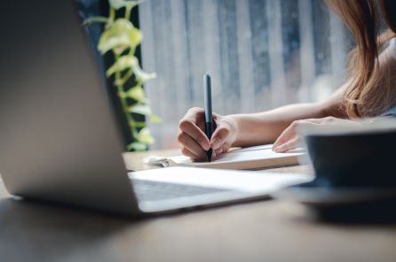 Mujer escribiendo una carta Mujer escribiendo una carta