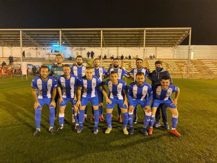 Equipo titula de la U.D. Cazorla, con su técnico, Rafael Perales, de pie, primero a la derecha Equipo titula de la U.D. Cazorla, con su técnico, Rafael Perales, de pie, primero a la derecha