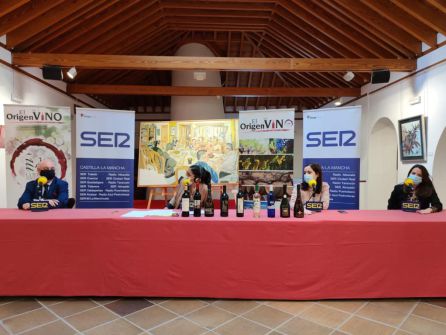 Miguel Ángel Valentin (Bodegas Allozo), Carmen Ramírez (Vinícola de Tomelloso) y Ana Cristina Gutiérrez (Virgen de las Viñas) Miguel Ángel Valentin (Bodegas Allozo), Carmen Ramírez (Vinícola de Tomelloso) y Ana Cristina Gutiérrez (Virgen de las Viñas)