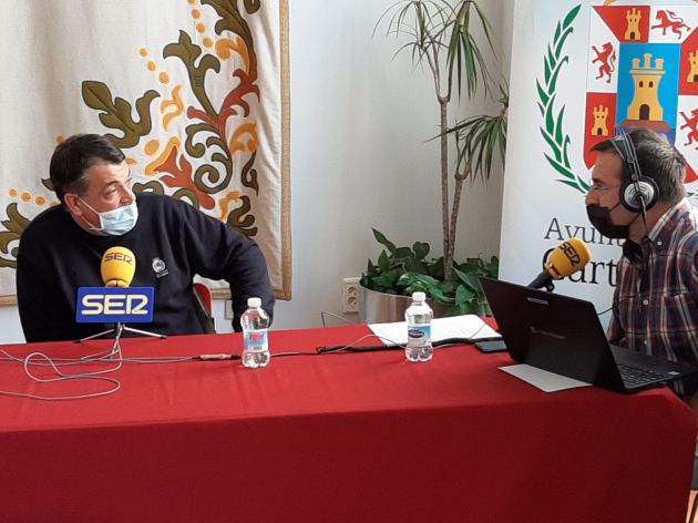Israel Cervantes, es uno de los conserjes municipales que participó como voluntario durante el confinamiento. Israel Cervantes, es uno de los conserjes municipales que participó como voluntario durante el confinamiento.