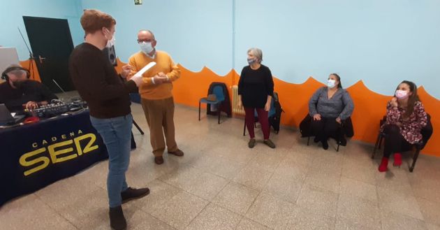Kevin Orman con vecinos y vecinas del barrio del Pilar y del barrio de la Esperanza Kevin Orman con vecinos y vecinas del barrio del Pilar y del barrio de la Esperanza