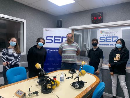Andrea, Selma, Gabriel y Anahí con el profesor de Lengua Castellana del IES Playa Honda, José Luis Busto. Andrea, Selma, Gabriel y Anahí con el profesor de Lengua Castellana del IES Playa Honda, José Luis Busto.