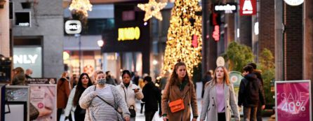Personas transitando por una calle comercial en época de Navidad Personas transitando por una calle comercial en época de Navidad