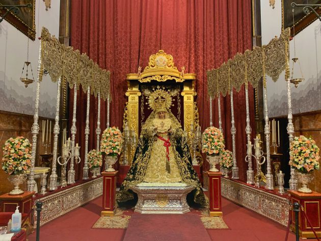 La Virgen de Gracia y Esperanza, entre los varales y bambalinas de su paso de palio La Virgen de Gracia y Esperanza, entre los varales y bambalinas de su paso de palio