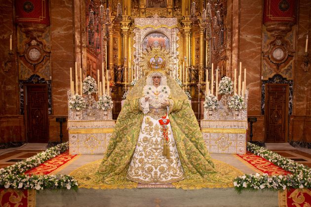 La Esperanza Macarena preside el acto de su veneración en el centro de la Basílica La Esperanza Macarena preside el acto de su veneración en el centro de la Basílica