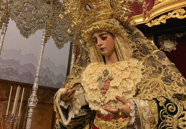 Primer plano de la Virgen de Gracia y Esperanza en su veneración Primer plano de la Virgen de Gracia y Esperanza en su veneración