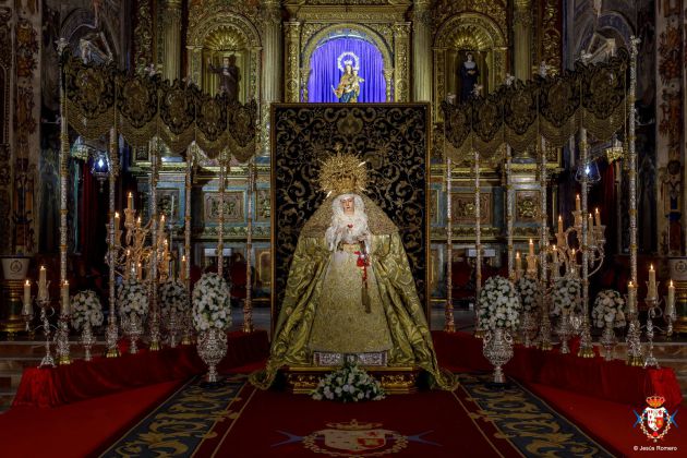 La Esperanza de la Trinidad, enmarcada entre los varales, las bambalinas y el techo de su palio La Esperanza de la Trinidad, enmarcada entre los varales, las bambalinas y el techo de su palio
