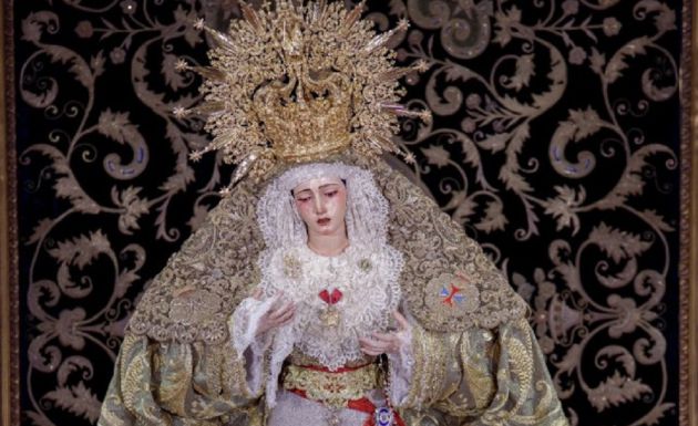 Detalle de la Esperanza Trinitaria con el techo de su palio como fondo Detalle de la Esperanza Trinitaria con el techo de su palio como fondo