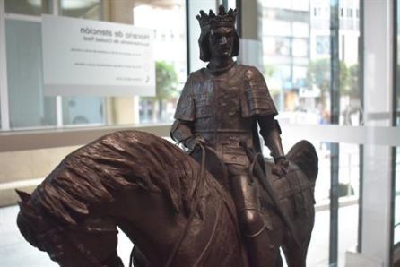 Reproducción de la estatua de Juan II ubicada a la entrada del Ayuntamiento de Ciudad Real con motivo del 600 aniversario de la fundación de la ciudad Reproducción de la estatua de Juan II ubicada a la entrada del Ayuntamiento de Ciudad Real con motivo del 600 aniversario de la fundación de la ciudad
