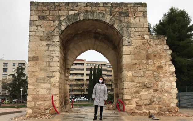 Pilar Zamora junto al Arco del Torreón Pilar Zamora junto al Arco del Torreón