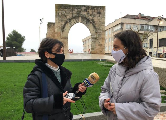 Pilar Zamora junto a nuestra compañera Mireia Morollón y el Arco del Torreón, al fondo Pilar Zamora junto a nuestra compañera Mireia Morollón y el Arco del Torreón, al fondo