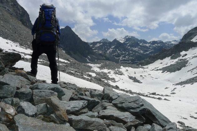 Con la mochila a cuestas Con la mochila a cuestas