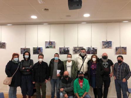 Fotografía de grupo tras la inauguración de la exposición fotográfica sobre la labor de Zaporeak en 'Kontsejuzarra' de Mallabia Fotografía de grupo tras la inauguración de la exposición fotográfica sobre la labor de Zaporeak en 'Kontsejuzarra' de Mallabia