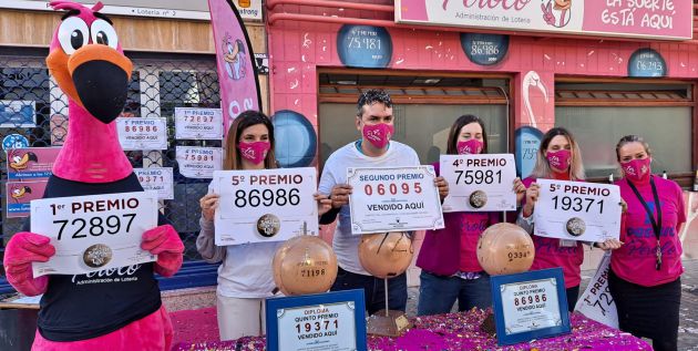 Trabajadores de la administración de lotería posando con los premios Trabajadores de la administración de lotería posando con los premios