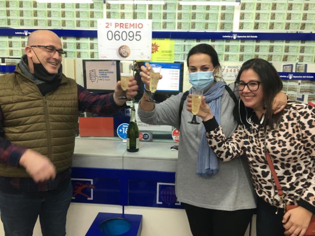 Agraciados con el 2º premio de la Lotería de Navidad en Elda Agraciados con el 2º premio de la Lotería de Navidad en Elda