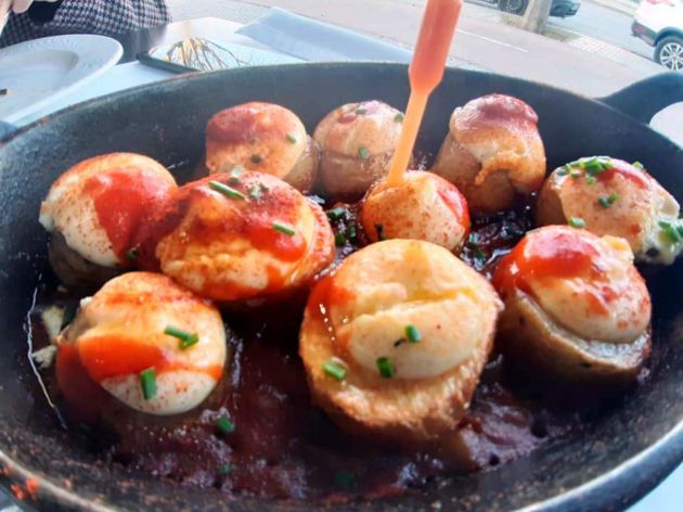 Patatas bravas hechas en brasa Patatas bravas hechas en brasa