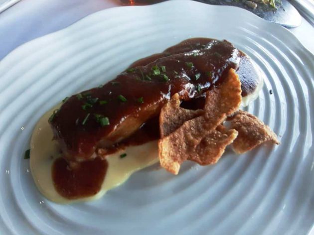 Manitas de cerdo deshuesadas con parmentier y jugo de asado Manitas de cerdo deshuesadas con parmentier y jugo de asado
