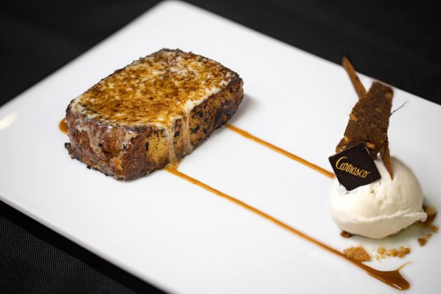 Torrija empapada en nata fresca y yema de huevo y caramelizada en sartén con helado. Torrija empapada en nata fresca y yema de huevo y caramelizada en sartén con helado.